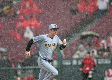 　メンバー表の確認後、走ってベンチへ戻る藤川監督（撮影・田中太一）