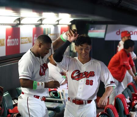 【写真】広島ベンチで異様な光景 助っ人の「ダンスレッスン」にSNS爆笑「めっちゃ踊るやん」