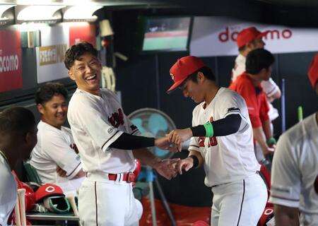 　ベンチでダンスを踊る中村奨と佐々木（撮影・市尻達拡）