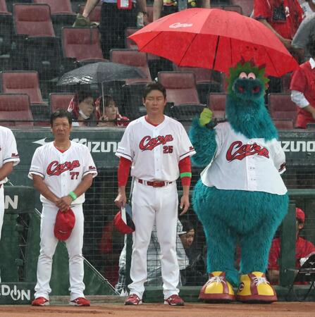 　国歌を聞く新井監督（中央）＝撮影・北村雅宏