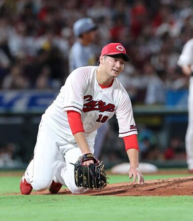 　６回、原口の打球を捕球できず、グラウンドに転ぶ床田（撮影・市尻達拡）