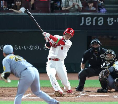 　２回、右前打を放つ秋山（撮影・北村雅宏）