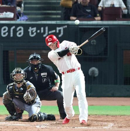 　５回、二塁打を放つ中村奨（撮影・北村雅宏）