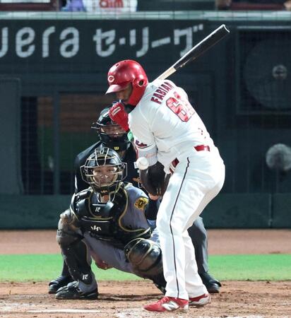 　５回、死球を受けるファビアン（撮影・北村雅宏）