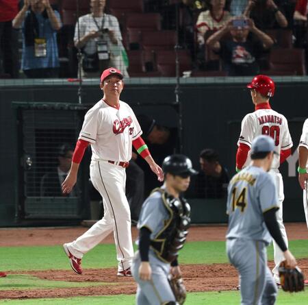 　阪神に敗れ、整列する新井監督（左）＝撮影・北村雅宏