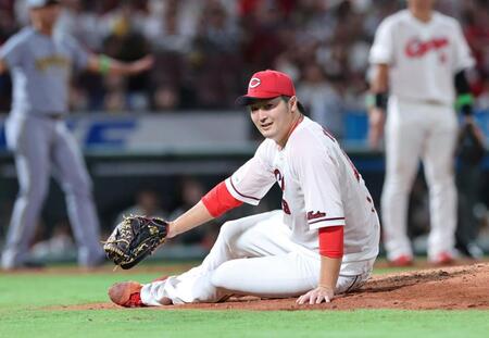 　６回、原口の打球を捕球できず、グラウンドに転ぶ床田（撮影・市尻達拡）