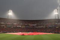 　試合開始が遅れるマツダスタジアム（撮影・北村雅宏）