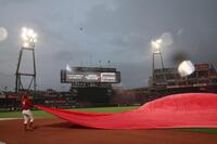 　試合前、雨が降り出す（撮影・田中太一）