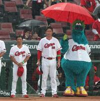 　国歌を聞く新井監督（中央）＝撮影・北村雅宏