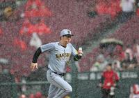 　メンバー表の確認後、走ってベンチへ戻る藤川監督（撮影・田中太一）