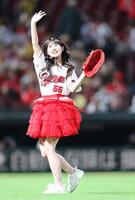 　始球式を務めた＝ＬＯＶＥの山本杏奈（撮影・市尻達拡）