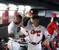 　ベンチで、フラメンコを踊るモンテロと中村奨（撮影・市尻達拡）