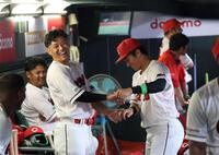 　ベンチでダンスを踊る中村奨と佐々木（撮影・市尻達拡）