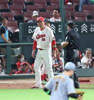 　７回を終え、選手交代を告げる新井監督（撮影・北村雅宏）