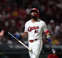 　３回、空振り三振に倒れ、ベンチに戻るファビアン（撮影・市尻達拡）