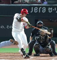 　３回、二塁打を放つ床田（撮影・北村雅宏）