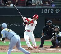 　２回、右前打を放つ秋山（撮影・北村雅宏）