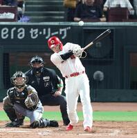 　５回、二塁打を放つ中村奨（撮影・北村雅宏）