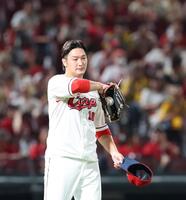 　６回、ピンチを招き、汗をぬぐう床田（撮影・市尻達拡）