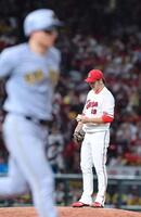 　６回、先頭の森下を四球で出塁させる床田（撮影・市尻達拡）