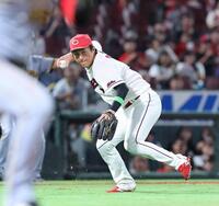 　６回、中川の打球を一塁へ悪送球する佐々木（撮影・市尻達拡）