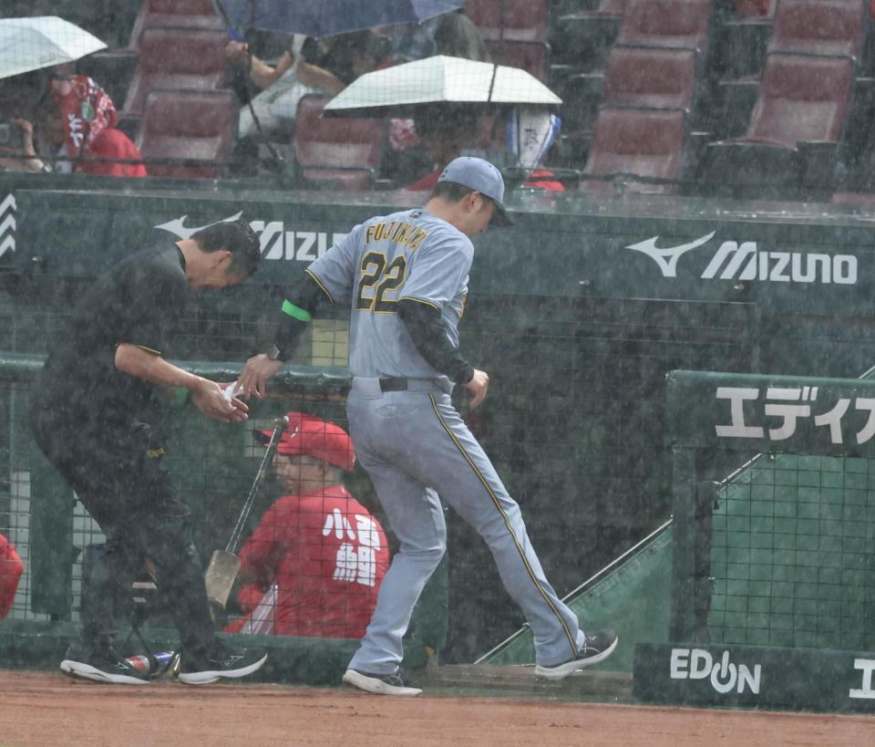 　メンバー表交換を終えて一目散にベンチ内に戻る藤川監督（中央）＝撮影・北村雅宏