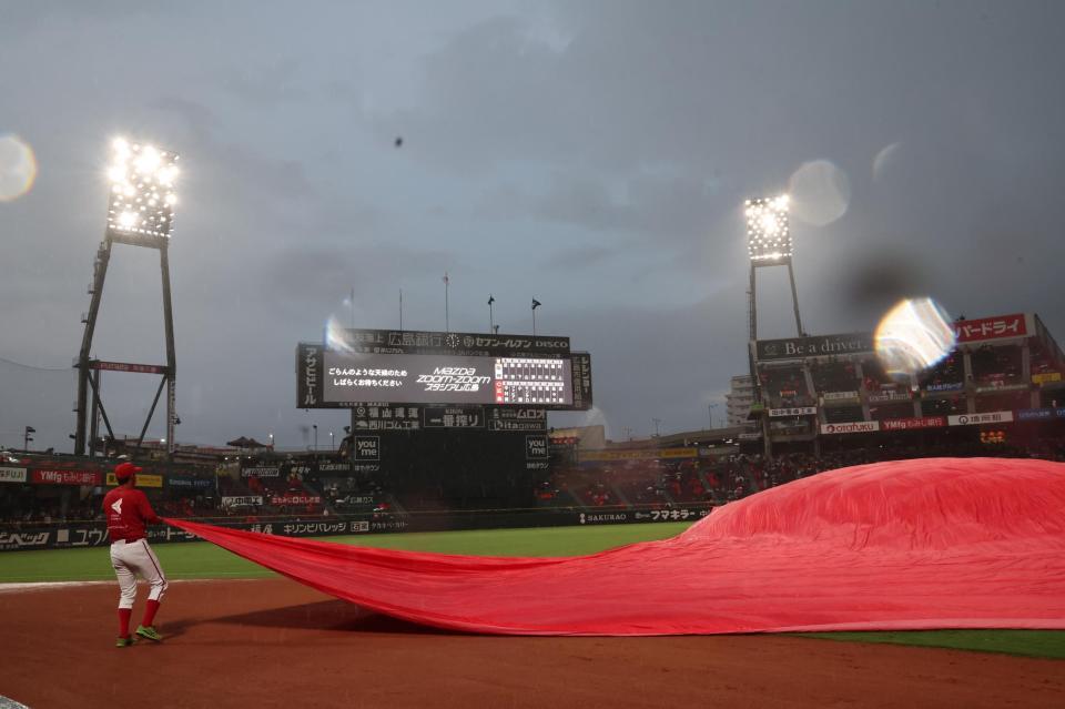 　試合前、雨が降り出す（撮影・田中太一）