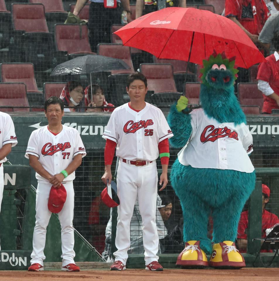 　国歌を聞く新井監督（中央）＝撮影・北村雅宏