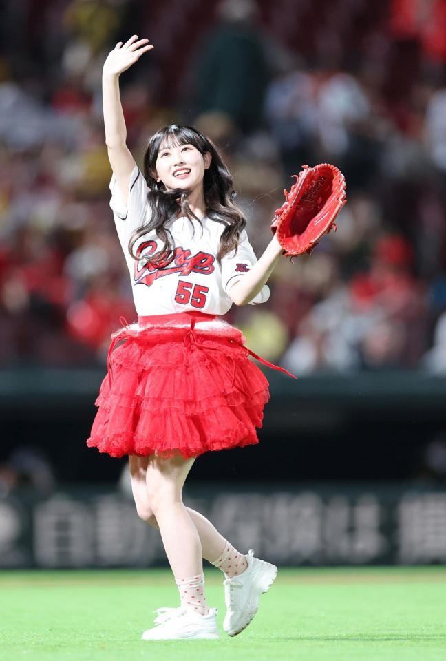 　始球式を務めた＝ＬＯＶＥの山本杏奈（撮影・市尻達拡）