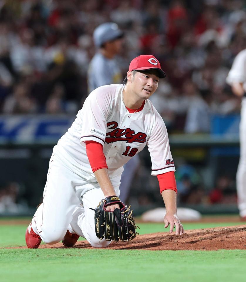 　６回、原口の打球を捕球できず、グラウンドに転ぶ床田（撮影・市尻達拡）