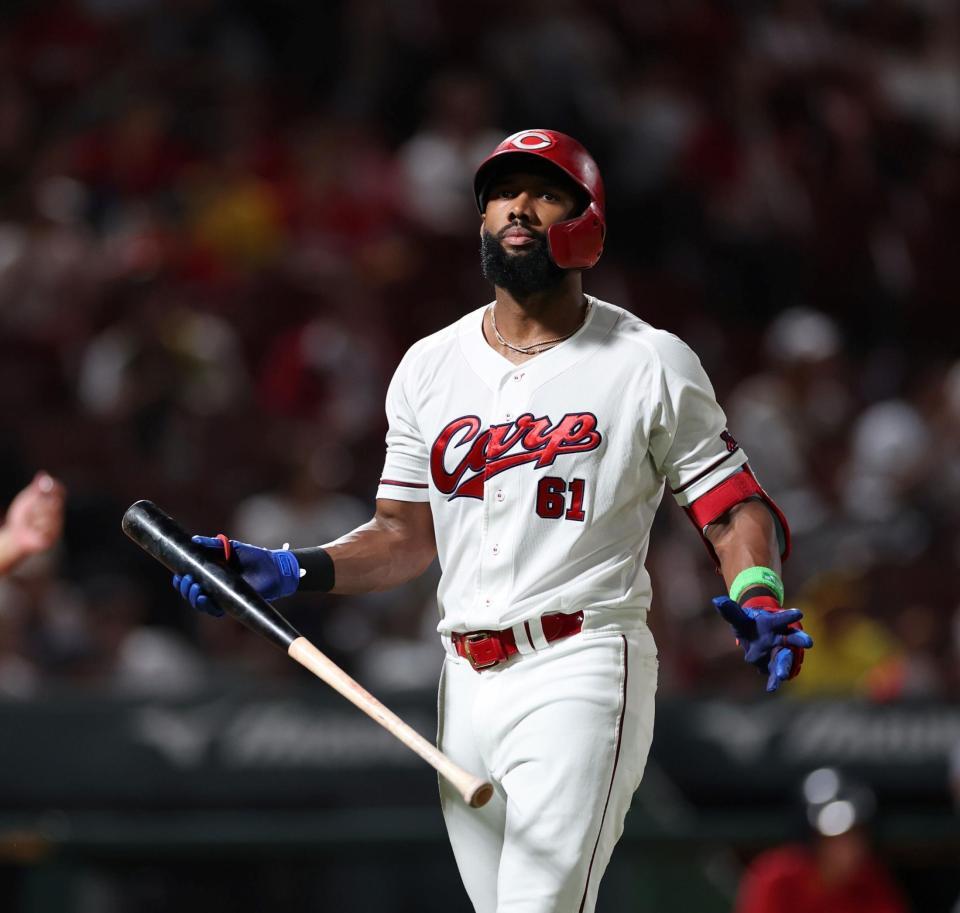 　３回、空振り三振に倒れ、ベンチに戻るファビアン（撮影・市尻達拡）