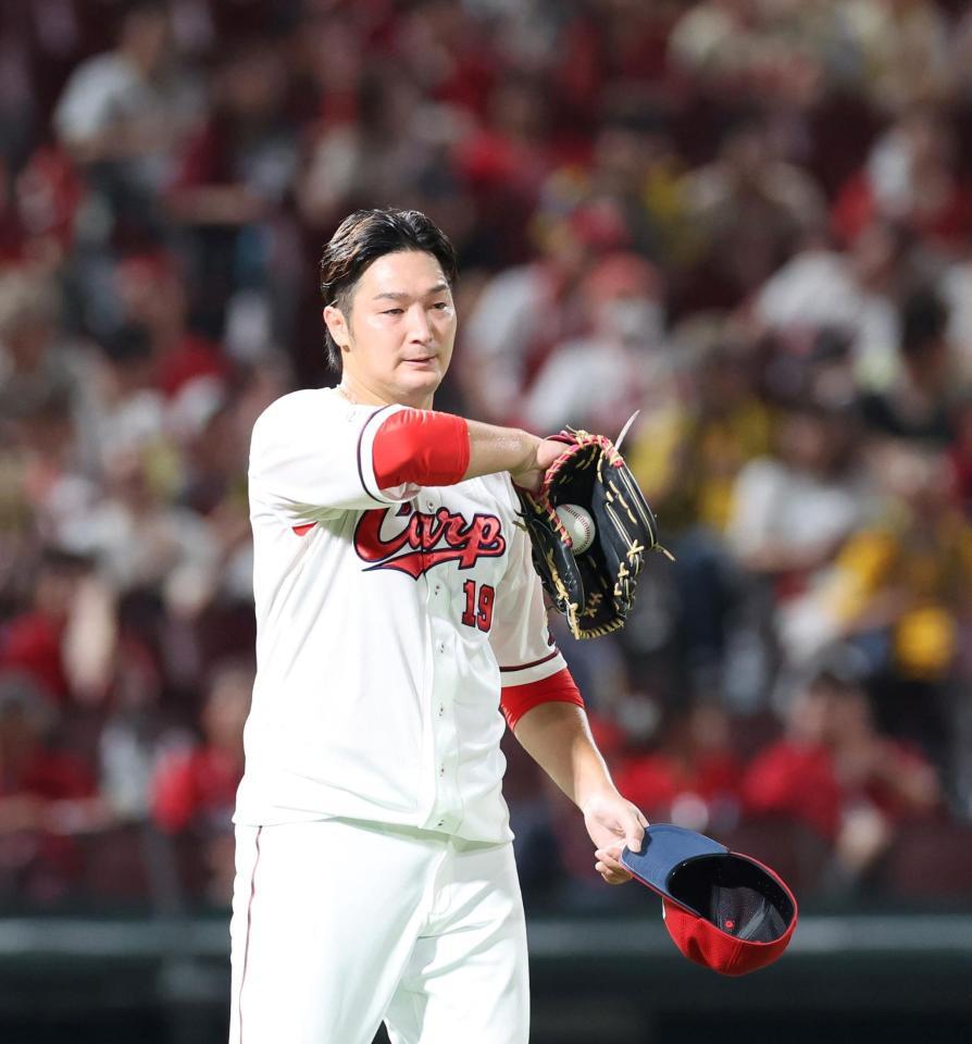 　６回、ピンチを招き、汗をぬぐう床田（撮影・市尻達拡）