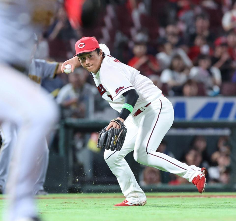 　６回、中川の打球を一塁へ悪送球する佐々木（撮影・市尻達拡）