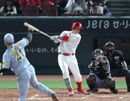 　３回、同点となる適時打を放つ小園。投手村上（撮影・北村雅宏）