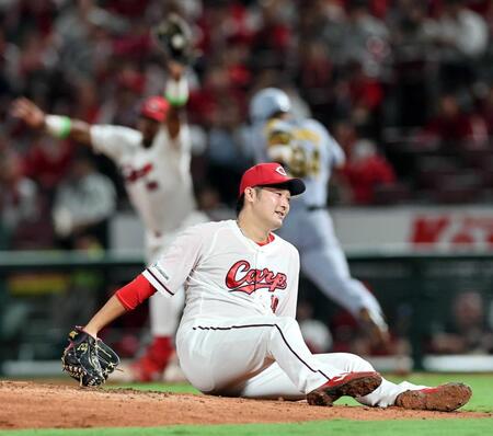 　６回、代打原口の打球に体勢を崩す床田（撮影・田中太一）