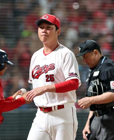 　５回の攻撃を終え、選手交代を告げる新井監督（撮影・市尻達拡）