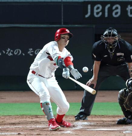 　４回、中前打を放つ小園（撮影・北村雅宏）