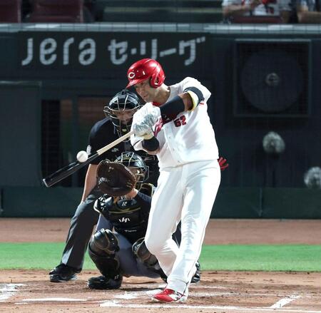 　２回、中前打を放つ末包（撮影・北村雅宏）