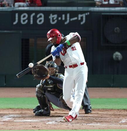 　５回、適時打を放つファビアン（撮影・北村雅宏）