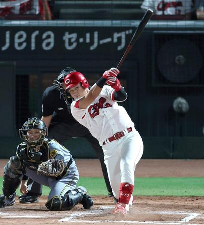 　６回、左前打を放つ佐々木（撮影・北村雅宏）