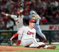 　６回、代打原口の打球に体勢を崩す床田（撮影・田中太一）