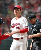 　５回の攻撃を終え、選手交代を告げる新井監督（撮影・市尻達拡）