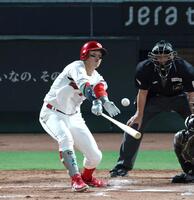 　４回、中前打を放つ小園（撮影・北村雅宏）