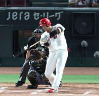 　２回、中前打を放つ末包（撮影・北村雅宏）