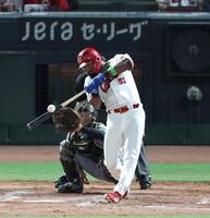 　５回、適時打を放つファビアン（撮影・北村雅宏）