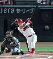 　６回、左前打を放つ佐々木（撮影・北村雅宏）