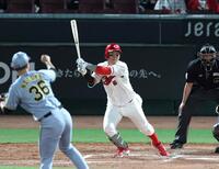 　７回、左前打を放つ小園（撮影・北村雅宏）