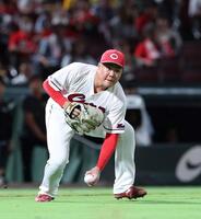 　３回、中野の打球を素手で捕球する高（撮影・市尻達拡）