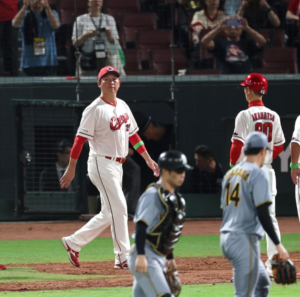 　阪神に敗れ、整列する新井監督（左）＝撮影・北村雅宏