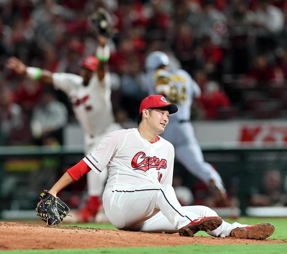 　６回、代打原口の打球に体勢を崩す床田（撮影・田中太一）